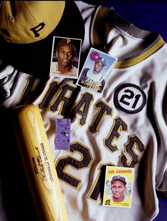 Roberto Clemente records 3,000th hit in final regularseason atbat